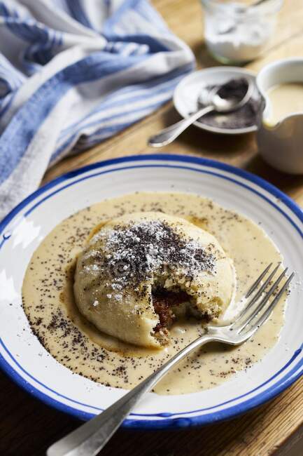 A yeast dumpling with brown butter, poppy seeds, and vanilla sauce — Stock Photo