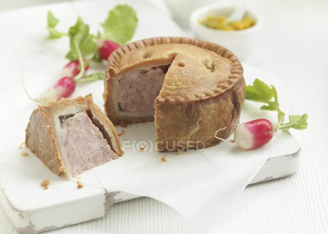 Tarte au porc, un morceau enlevé (Royaume-Uni) — Photo de stock