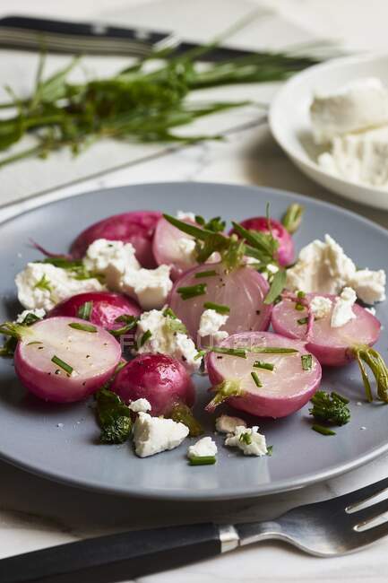Stewed radishes with herbs and sheep's cheese — Stock Photo
