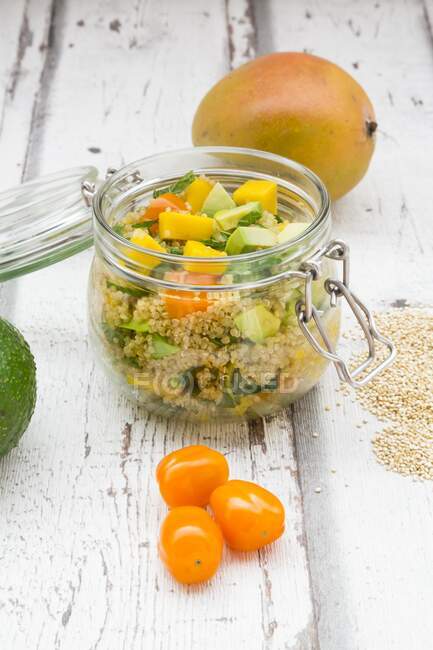 Quinoasalat mit Avocado, Gurken, Tomaten und Mango im Glas — Stockfoto