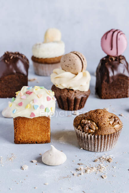 Schokoladen-Cupcakes mit Sahne und Streusel auf weißem Hintergrund — Stockfoto