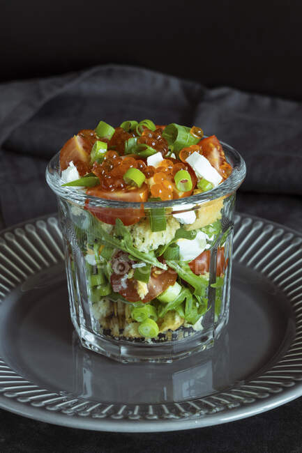 Salada de abúgula com tomate, ovo, caviar de salmão vermelho, queijo parmesão, cebola verde e croutons de alho — Fotografia de Stock