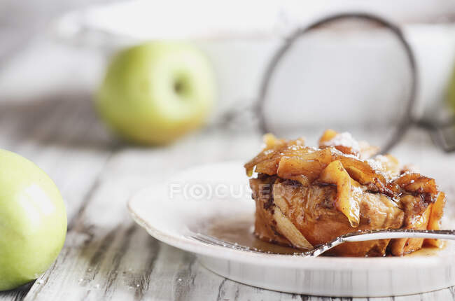 Apfel French Toast Auflauf mit Ahornsirup und Puderzucker — Stockfoto