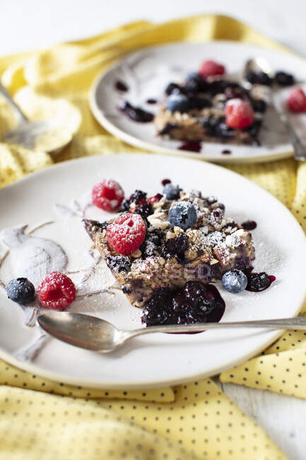 Baked Oats with Flax Seeds, Pecans and Berries — Stock Photo
