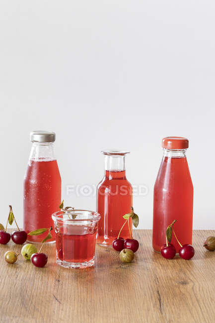 Bebida de frutas elaborada con cerezas guisadas y grosellas - foto de stock