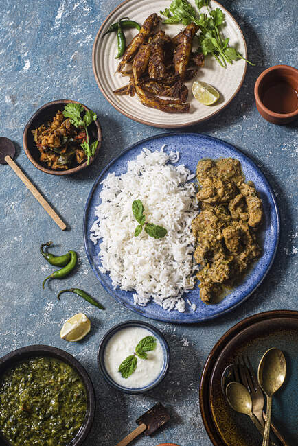 Simple Indian style chicken curry and fried anchovies — Stock Photo