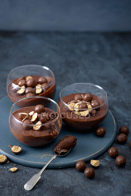 Mousse de chocolate y maltesers caseros - foto de stock
