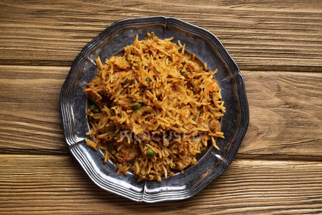 Pilaf indiano com arroz biryani em fundo rústico de madeira — Fotografia de Stock