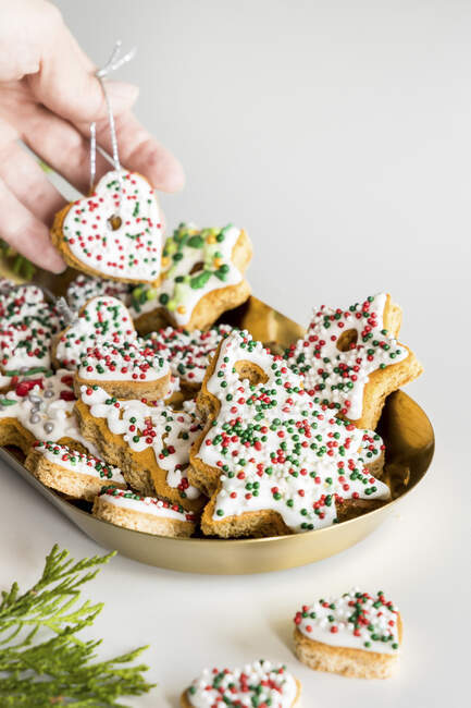 Galletas de jengibre decoradas con chispas de azúcar de Navidad y glaseado real - foto de stock