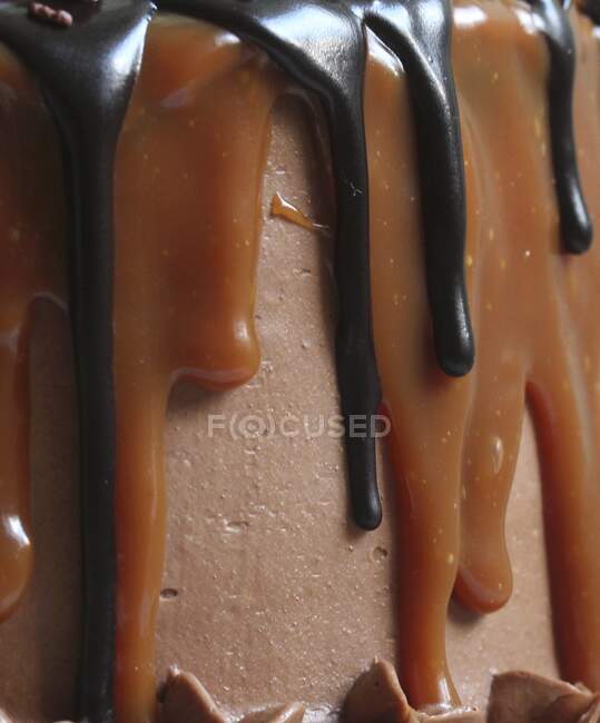 Chocolate and caramel cake (close up, detail) — Stock Photo