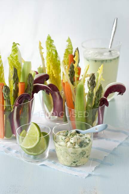 Romaine lettuce and vegetable sticks with egg and herb dip — Stock Photo