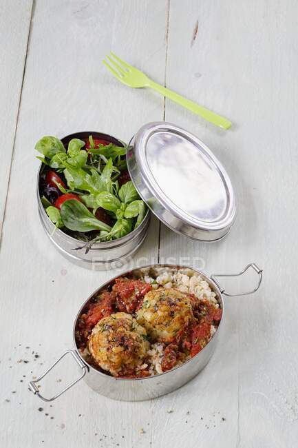 Pranzo da asporto: couscous con polpette di formaggio, salsa di pomodoro e lattuga agli agnelli con pomodori — Foto stock