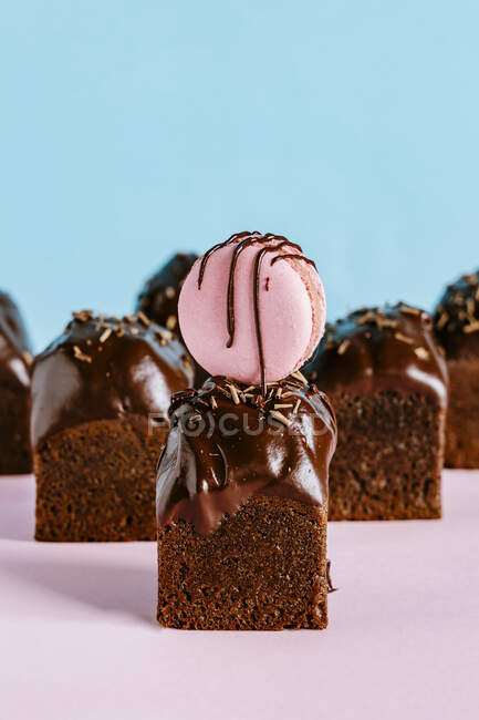 Dark chocolate square muffins decorated with macaron — Stock Photo