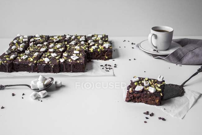 Gluten-free chocolate brownies with marshmallows and pistachios — Stock Photo