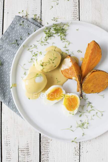 Eggs in mustard sauce with sweet potatoes and cress — Stock Photo