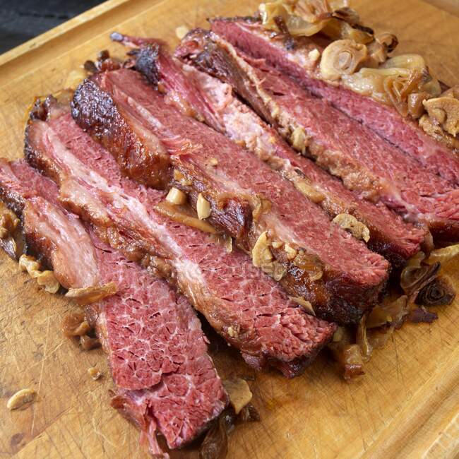 Geschmortes Corned Beef mit Zwiebeln und Knoblauch — Stockfoto