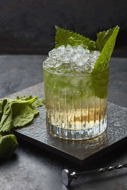 Passionsfrucht-Martini mit Eis und grünen Blättern — Stockfoto
