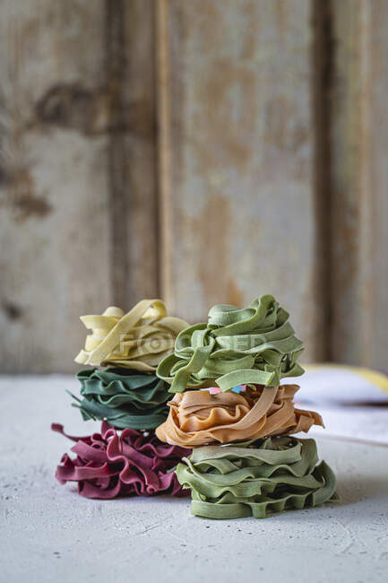 Vista ravvicinata della pasta naturalmente colorata — Foto stock