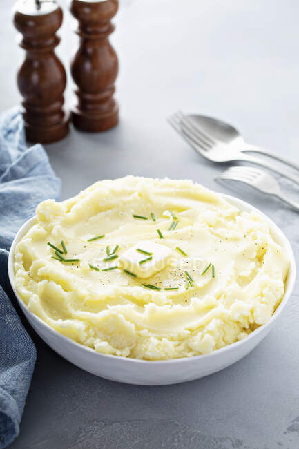 Fluffy mashed potatoes with chives and butter — Stock Photo