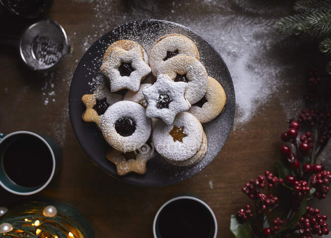 Biscoitos Linzer recém-assados sendo polvilhados com açúcar — Fotografia de Stock