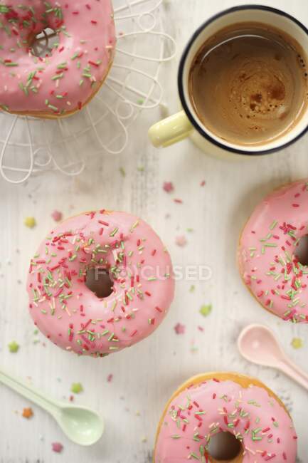 Rosafarbene Donuts und Kaffee — Stockfoto