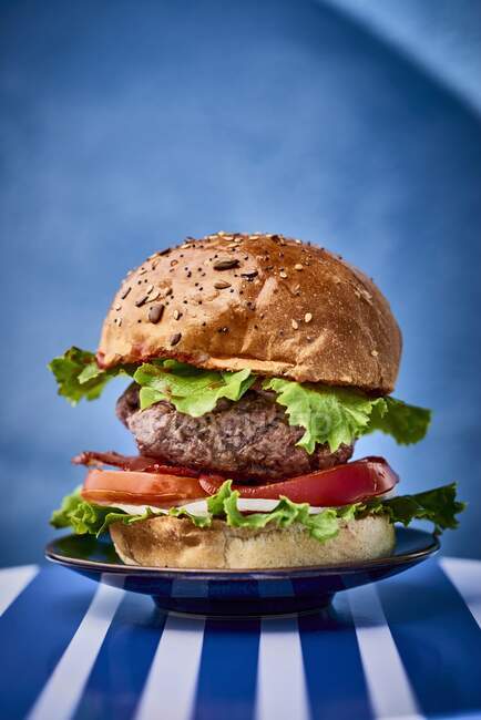Gros plan de délicieux hamburger traditionnel — Photo de stock