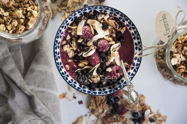 A smoothie bowl with granola, raspberries and blueberries — Stock Photo