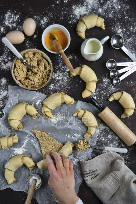Preparação de croissants com sementes de papoila branca e amêndoas — Fotografia de Stock