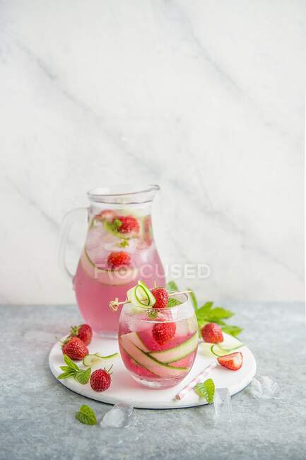 Strawberry lemonade with fresh strawberries, cucumber and mint — Stock Photo