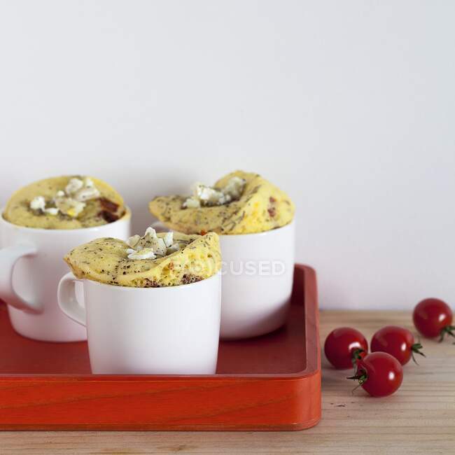 Savoury mug cakes with cocktail tomatoes, goat's cheese and thyme — Stock Photo