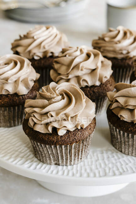 Schokolade-Haselnuss-Cupcakes auf Keramikständer — Stockfoto
