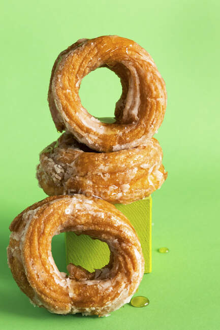 Donuts de baunilha fritos com esmalte de açúcar em estilo colorido moderno — Fotografia de Stock