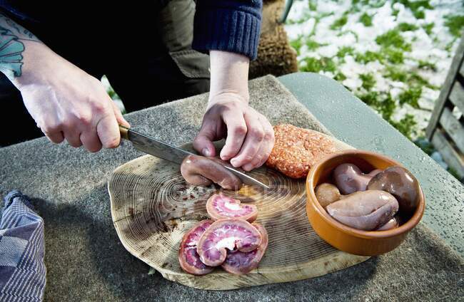 Preparazione hamburger per il campeggio: Affettare i reni — Foto stock