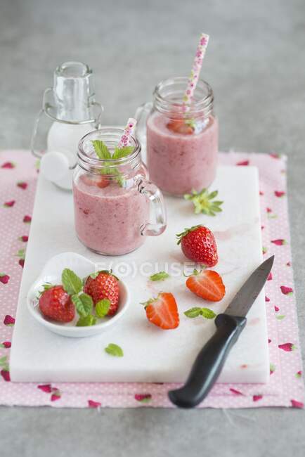 Strawberry and coconut smoothies — Stock Photo