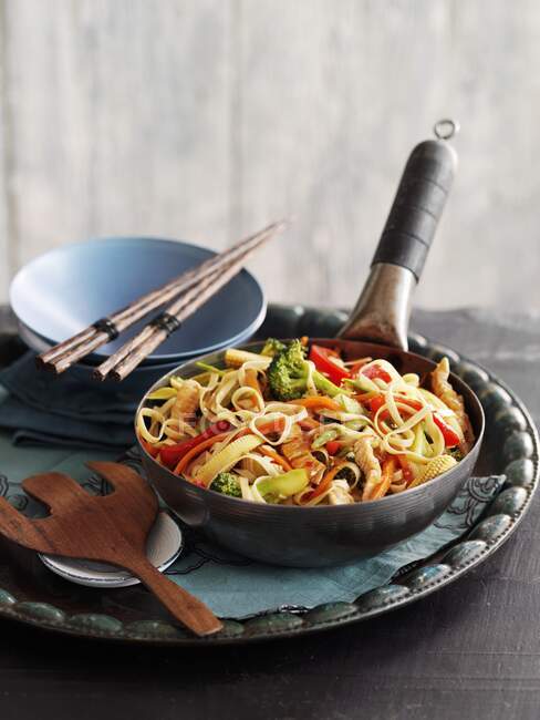 Fried noodles with turkey, vegetables and ginger — Stock Photo