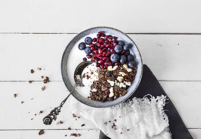 Joghurt mit Müsli, Nüssen und frischen Beeren — Stockfoto