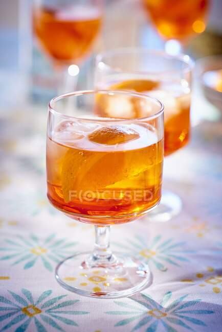 Aperol spritz cocktail sul tavolo — Foto stock
