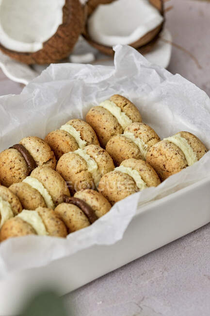 Biscoitos saudáveis de baixo carboidrato feitos de coco e farinha de amêndoa — Fotografia de Stock