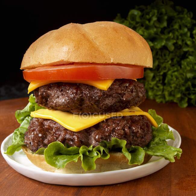 Cheeseburger duplo com tomate e alface — Fotografia de Stock