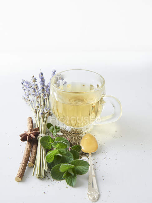 Трав'яний чай з інгредієнтами — стокове фото