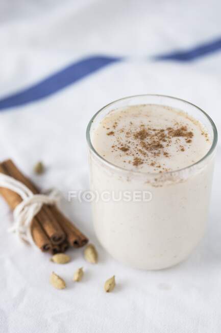 Hot oat milk with cinnamon and cardamom — Stock Photo