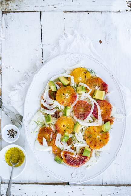 Салат з апельсином та фенхелем з авокадо та вінегретом — стокове фото
