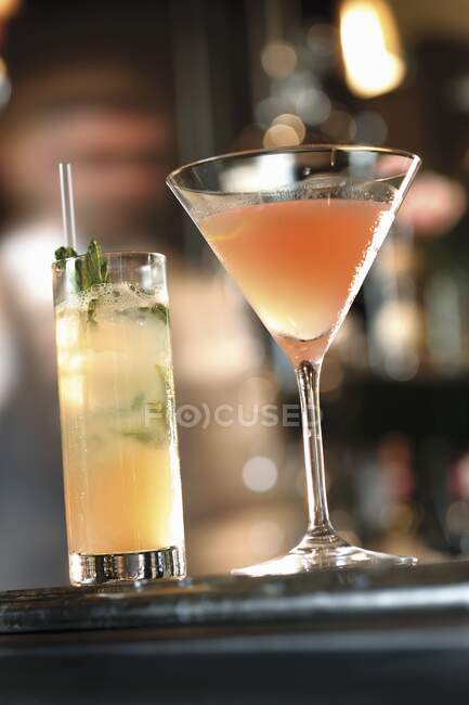 Два коктейля джина в баре — стоковое фото