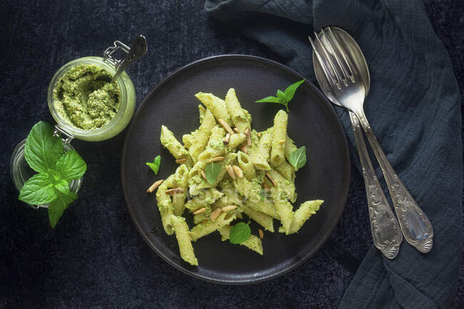 Penne with broccoli and mint pesto — Stock Photo