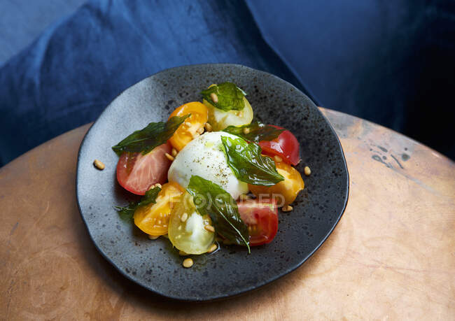 Tomatensalat mit Burrata — Stockfoto