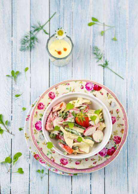 Chicken salad with radishes, green beans and strawberries — Stock Photo