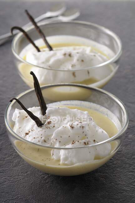 Oeufs a la neige (egg whites in vanilla sauce, France) — Stock Photo
