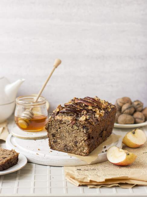 Apple and courgette bread with walnuts and honey — Stock Photo