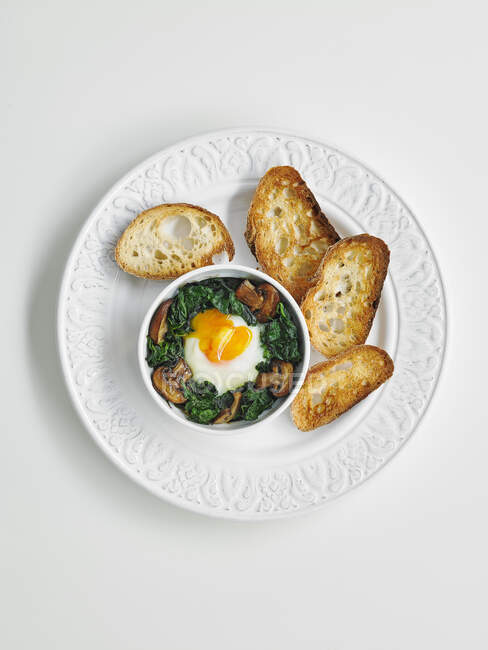 Spinach and egg en cocotte — Stock Photo