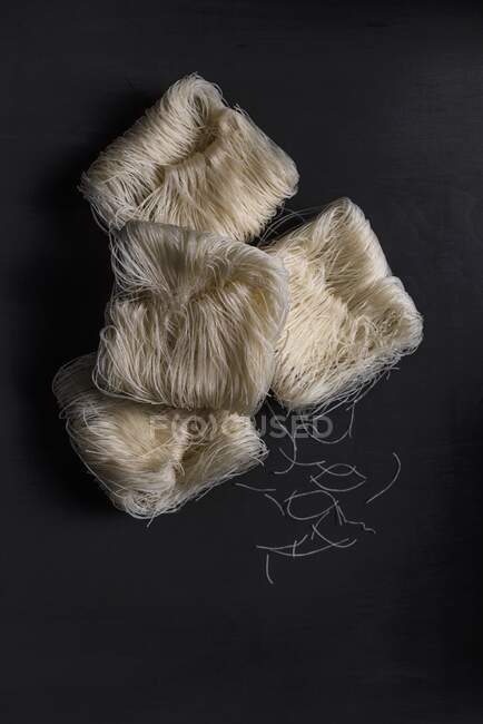Packet glass noodles against a black background (top view) — Stock Photo